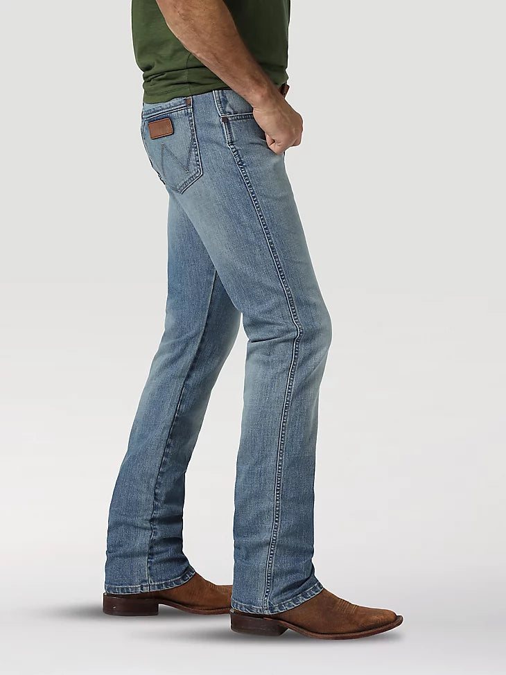 Wrangler Men Retro Slim Fit Straight Leg Jean in Jacksboro